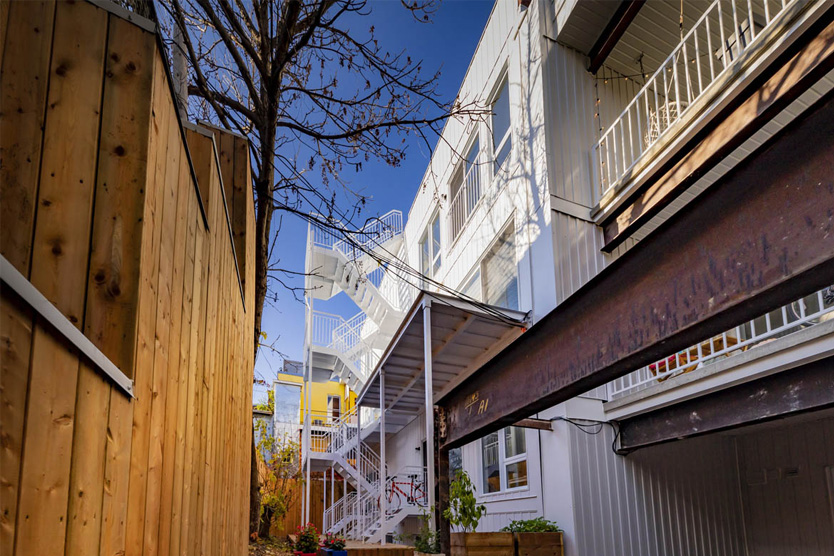 Rénovation extérieure d’un condo à Montréal avec balcon et structure métallique – projet Beaudry