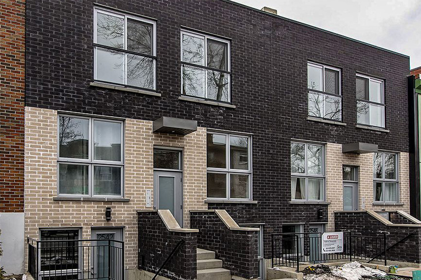 Rénovation de façade en briques pour immeuble résidentiel sur la rue Des Ormeaux à Montréal