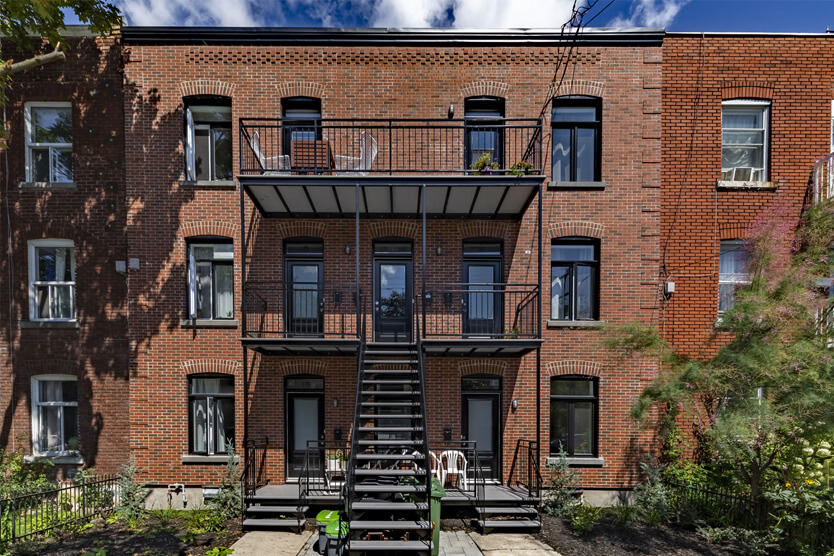 Immeuble en briques avec escaliers et balcons à Verdun, Montréal