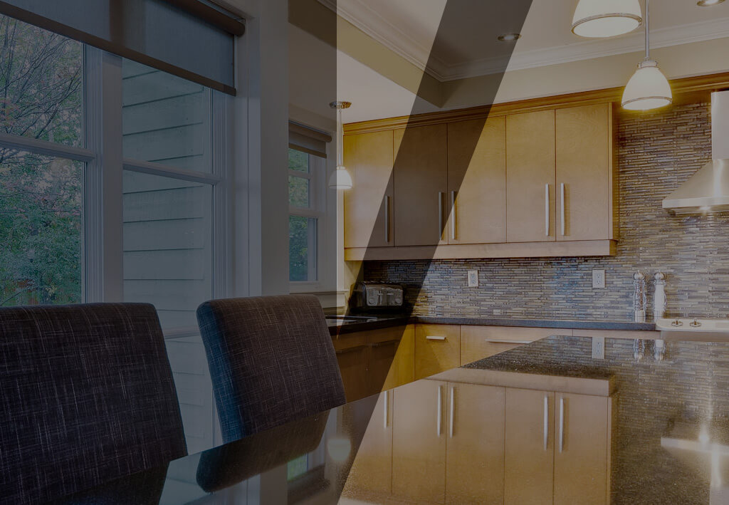 Cuisine rénovée à Montréal avec armoires en bois et îlot central