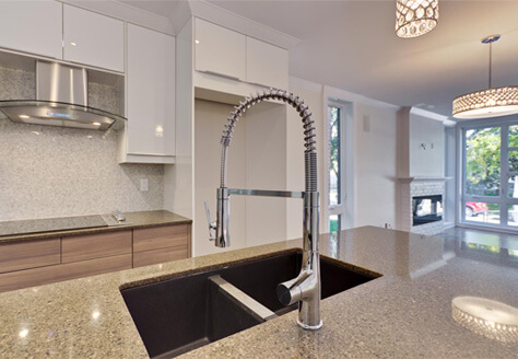 Cuisine avec îlot central et robinet en acier inoxydable