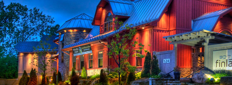 Bâtiment commercial rénové avec revêtement rouge et toit en métal