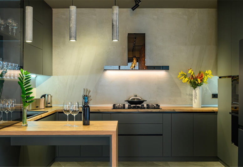 Cuisine moderne encastré avec comptoir en bois et armoires foncées à Montréal